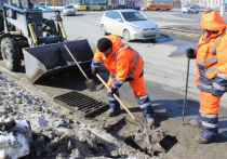 В среду, 17 марта, в Барнауле приступили к очистке ливневых колодцев