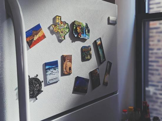 Физик предупредил о скрытой опасности магнитов на холодильнике