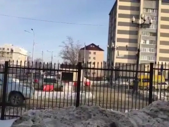 В Южно-Сахалинске тротуар превратили в проезжую часть