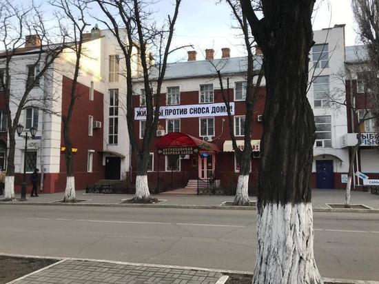 Администрация разъяснила ситуацию с демонтажем баннера на фасаде дома в центре Астрахани