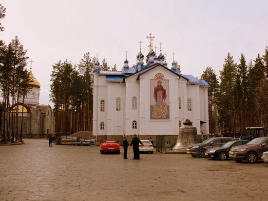 В Среднеуральском монастыре УФМС проверяет документы постояльцев