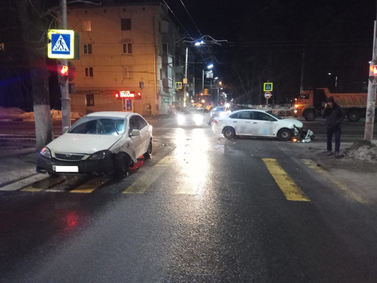 Два пассажира такси пострадали ночью в ДТП в центре Рязани