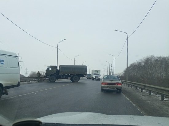 Из-за перегородившего дорогу военного КамАЗа на Южной окружной образовалась пробка
