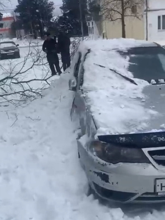 «Балконы не повреждены»: в администрации Ноябрьска прокомментировали сход снега с крыши многоквартирника