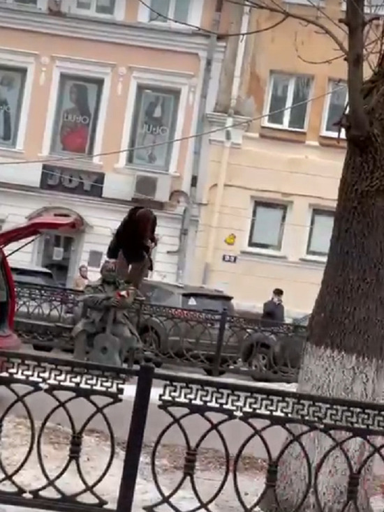 После инцидента со странной женщиной памятник Кругу в Твери не пострадал