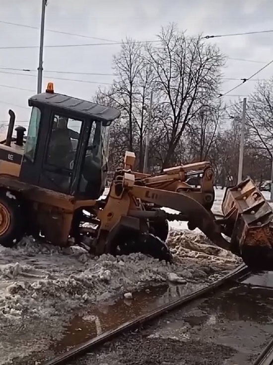 На улицах Ярославля застревают даже трактора