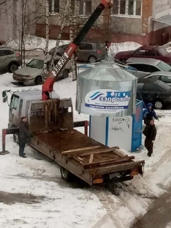 Будки с водой во дворах. Артезианская вода будка. Фото киоски с водой в Ярославле.