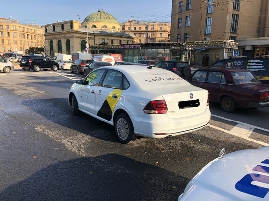 Власти Петербурга потребовали обуздать жадность таксистов