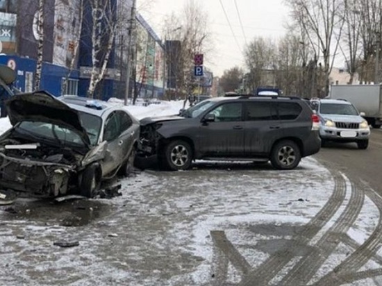 Женщина и ребенок пострадали в крупной аварии в Томске