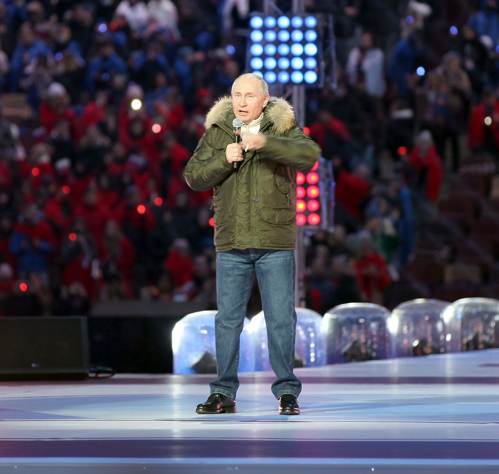 Появились кадры Путина в джинсах на "крымском" концерте в Лужниках