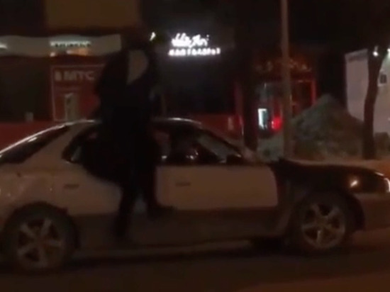 Молодежь каталась на крыше авто по ночному Южно-Сахалинску