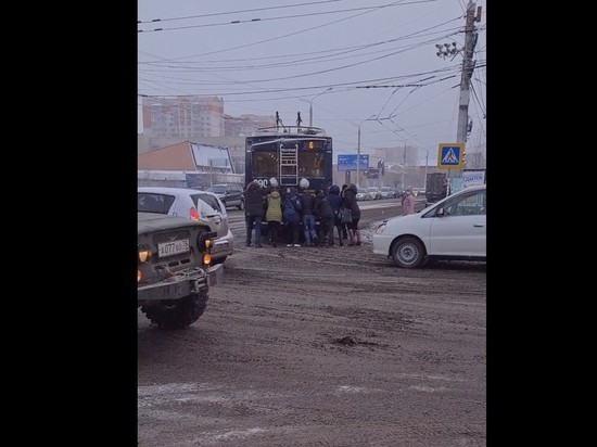 Пассажирам пришлось толкать троллейбус в центре Читы