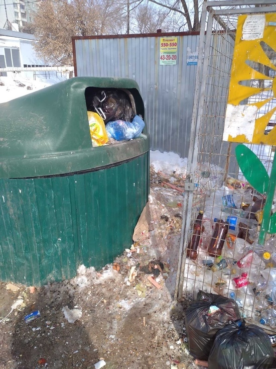 В Оренбурге пришел в негодность очередной мусорный контейнер