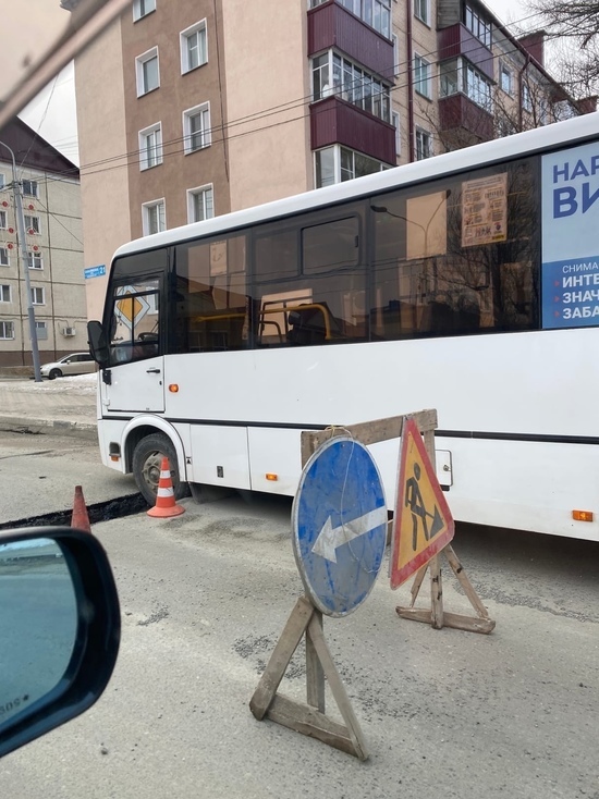 В Южно-Сахалинске автобус угодил в ремонт дороги