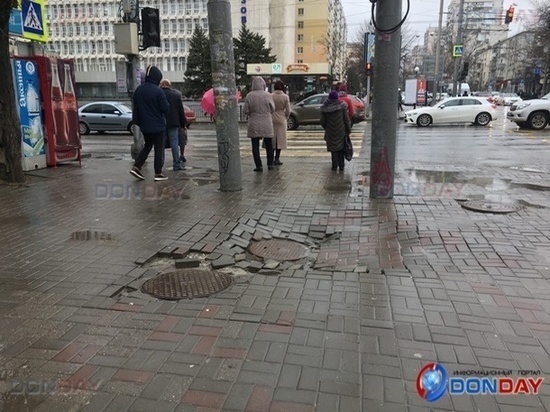 В центре Ростова-на-Дону просела тротуарная плитка