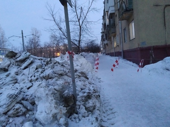 В Кемерове на Южном убрали снежную кучу, которая мешала горожанам с начала марта