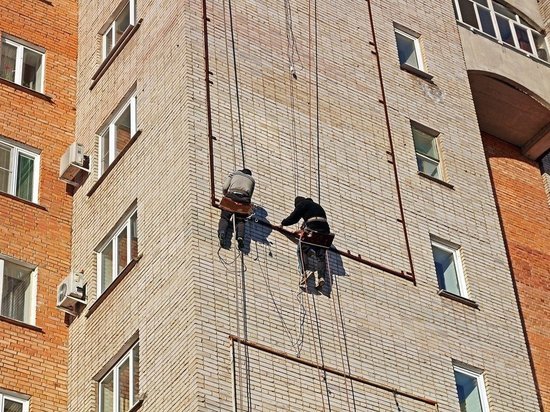 СК начал проверку после падения альпиниста с крыши в Новосибирске