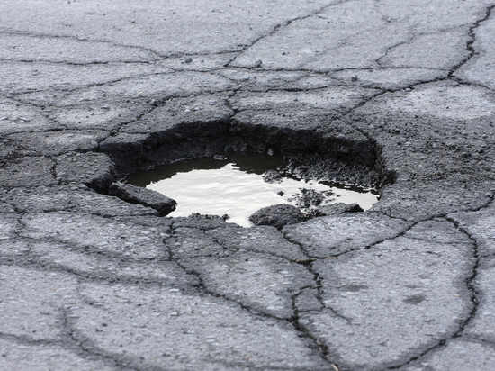 В Новосибирске водитель отсудил 150 тысяч за поломку автомобиля в яме