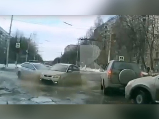 Видео: на перекрестке в Рязани служебная машина ДПС столкнулась с иномаркой
