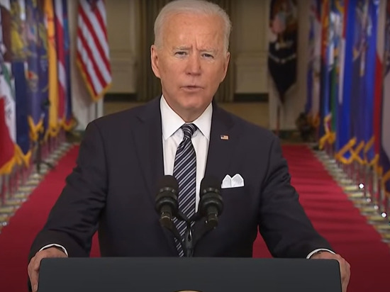 Американский президент не смог удержаться на ногах