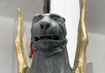 Дешёвый вид грифонов, которые должны были стать точными копиями скульптур на Банковском мосту в Питере, смутил жителей одного небольшого городка в центральной части России