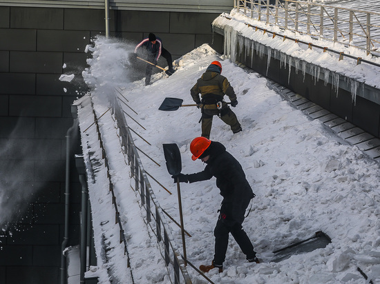 В Челябинской области серьезно пострадала женщина, на которую с крыши упала снежная глыба