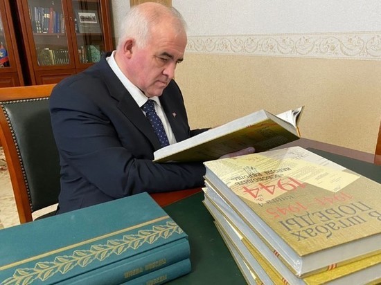 Сергей Ситников передал в дар Костромской областной библиотеке два новых издания о Великой Отечественной войне