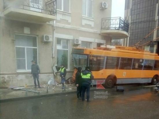 В Краснодаре троллейбус врезался в дом из-за иномарки