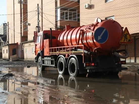 В Краснодаре откачивают воду с проезжей части 3 улиц