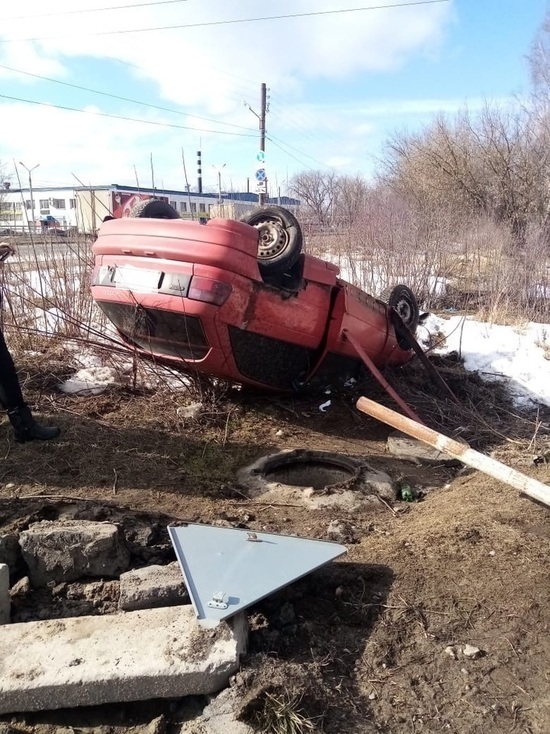 Опубликовано видео аварии в Твери, в которой машина перевернулась на крышу