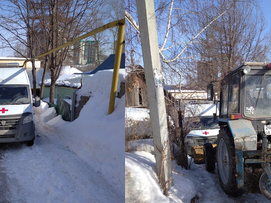Автомобиль скорой помощи застрял в сугробах в Новосибирске