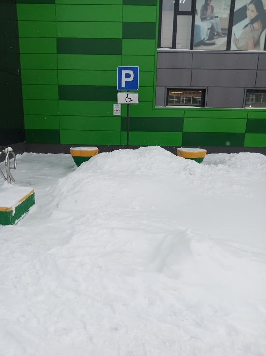 Заваленная снегом парковка для инвалидов у ТЦ возмутила жителей Ноябрьска