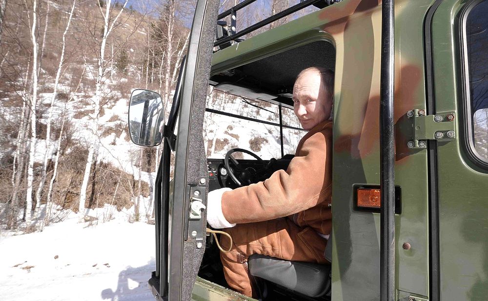 Путин прокатился по тайге на вездеходе: кадры отдыха с Шойгу