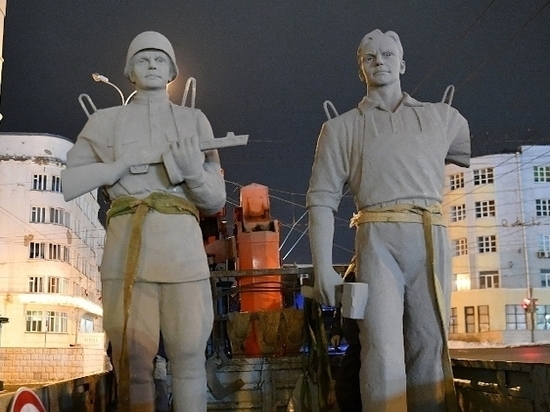 На здание Русского драмтеатра в Ижевске установили скульптуру "Триумф Победы"