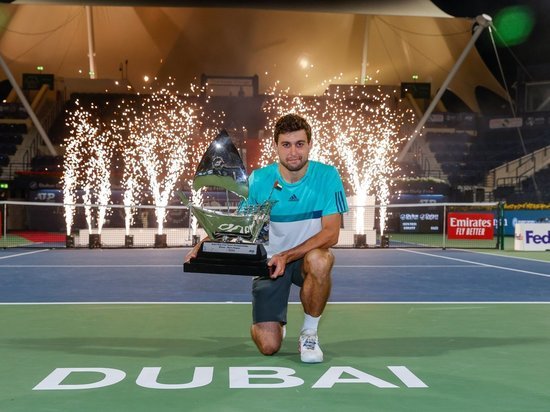 Карацев выиграл первый турнир ATP, ворвался в топ-30, а парня еще не растерзали спонсоры