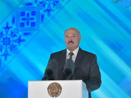Лукашенко назвал фактор, мешающий белорусам принять идеи нацизма