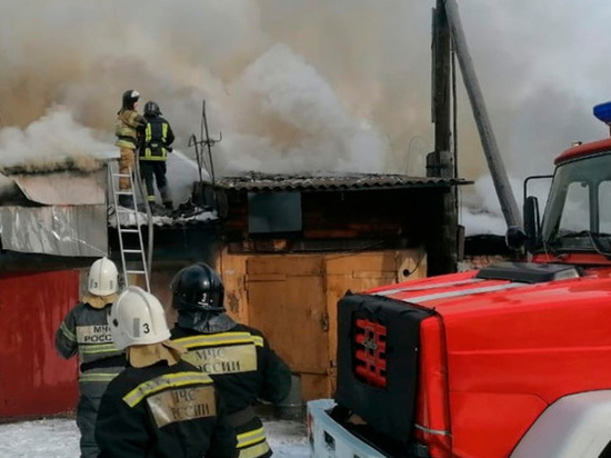 В Хакасии пожарные реанимировали мужчину, найденного в горящем доме