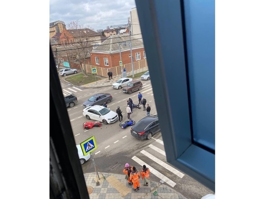 Двух мотоциклистов сбили в Краснодаре, есть пострадавший