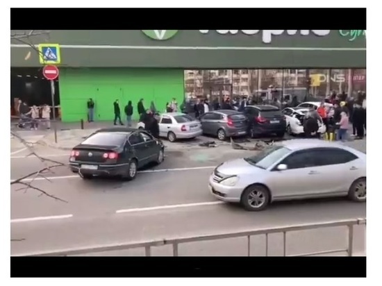 МВД: в Краснодаре водитель в беспамятстве протаранил пять авто, пострадала двухлетняя девочка