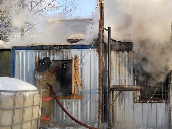  В Ростове-на-Дону в бытовке случился пожар