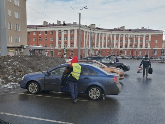 Почему запрещенная платная автостоянка в Петрозаводске продолжает работать