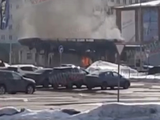 В Новокузнецке рядом с ТЦ загорелась автозаправка