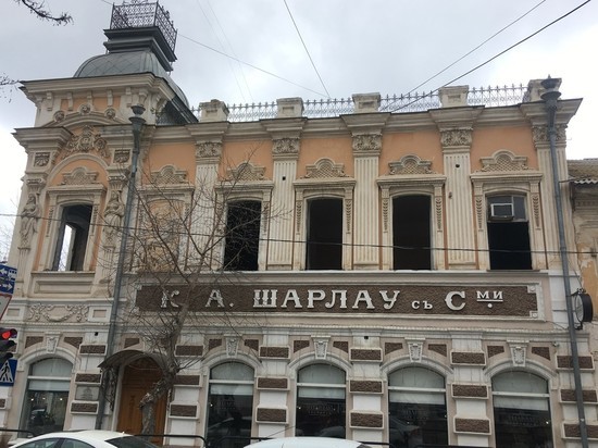 Пластиковые окна в здании Шарлау разгневали астраханцев