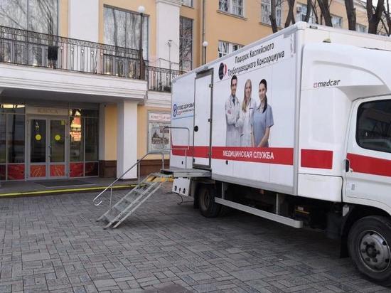 В сквере Астраханской областной филармонии можно проверить легкие на передвижном флюорографе