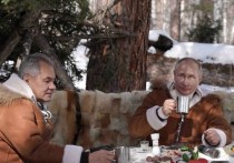 Как известно, президент России Владимир Путин и министр обороны Сергей Шойгу побывали на минувших выходных в Сибири, где ездили по тайге на вездеходе, совершали пешие прогулки, пили чай на свежем воздухе