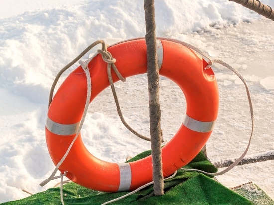 Таксист и водолаз спасли жизнь провалившемуся под лед луганчанину