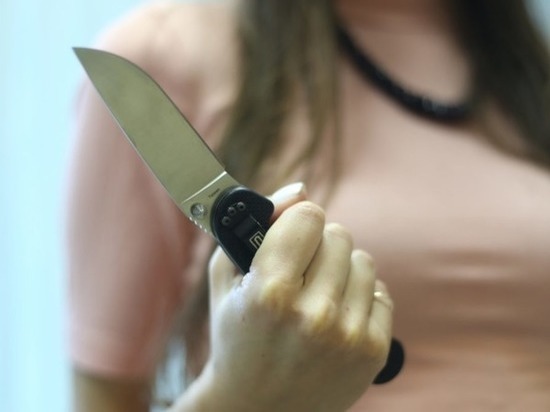 В Новочеркасске 29-летняя девушка напала на сестру с ножом
