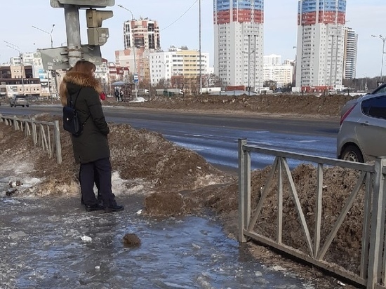 Рязанка пожаловалась на отвратительную уборку тротуара у «Глобуса»