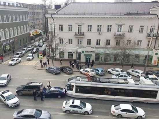 В Ростове «паровозиком» столкнулись трамвай, легковая и внедорожник