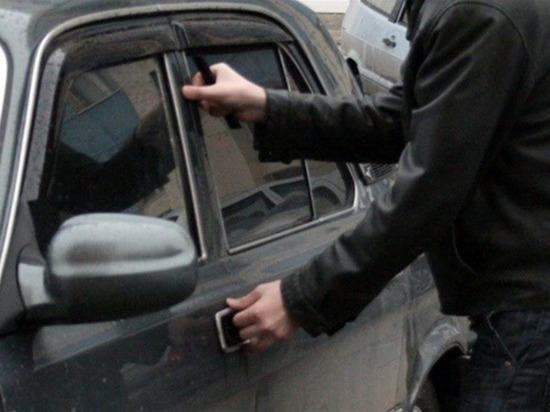 В Ростовской области парень попал в ДТП на угнанной легковушке